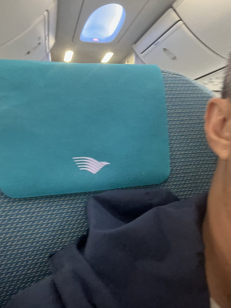 SArfd's tweet photo. Sorry to say @GarudaCares @IndonesiaGaruda obviously you are deserve that Skytrax rating drop.
Instead of upgrading the IFE, you guys actually removed it.
You’re supposed to be a full-service airline, not a low-cost carrier!
Even the headrest are bad! https://t.co/zncr8Qovgg