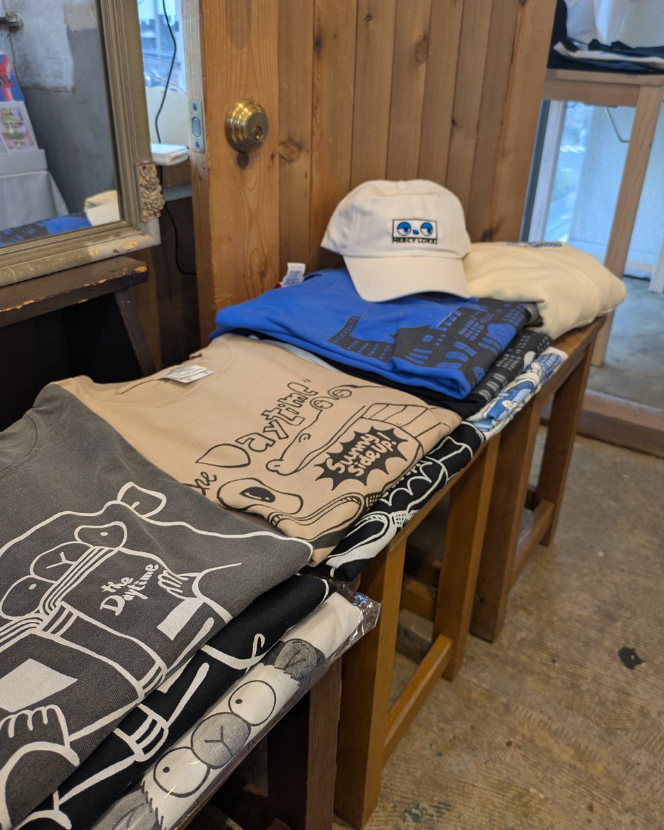 新作のTシャツとトートバッグは受注生産となります！
会場入口には当日お持ち帰りいただけるTシャツ、サコッシュ、キャップなどもありますので、こちらもぜひチェックしてみてください🌼