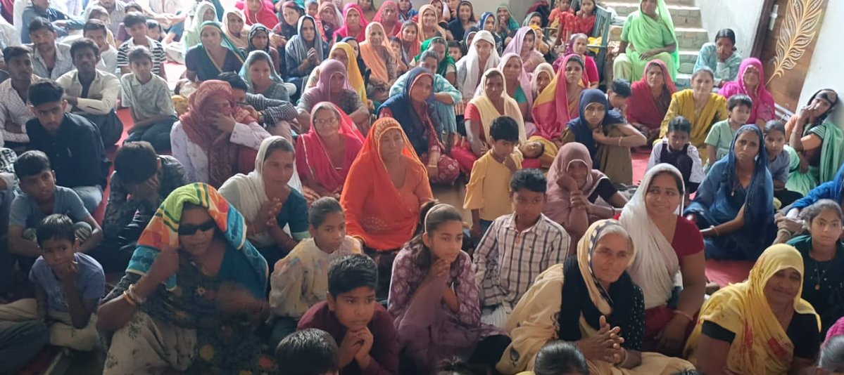 SANewsRajasthan's tweet image. भीलवाड़ा के जहाजपुर-कोटड़ी में शास्त्र आधारित सत्संग में उमड़ा जनसमूह, श्रद्धालुओं ने वेद-पुराणों से जाना मोक्ष का मार्ग। नामदीक्षा और “ॐ तत् सत्” मंत्र के सही जाप का महत्व बताया गया।
#SaNewsRajasthan #Bhilwara #SpiritualAwakening #Satsang #KabirParamatma #RajasthanNews #Bhakti