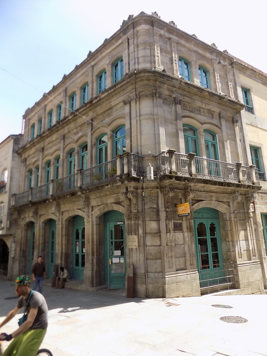 Para moitos usuarios das súas instalacións pode resultar difícil imaxinar que o espazo que hoxe ocupan os andeis da biblioteca Juan Compañel foi no seu día o salón  de bailes do Casino de Vigo!!! #CCVVi