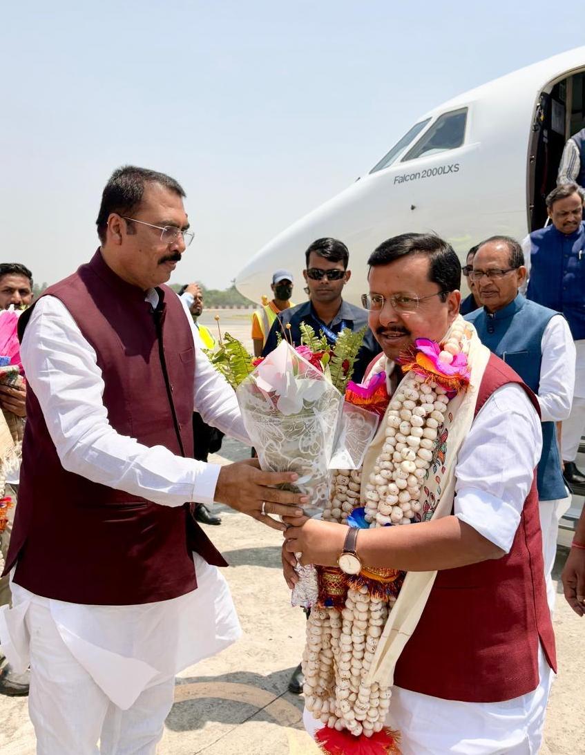 BJP4Bihar's tweet photo. बिहार आगमन पर लोकनायक जयप्रकाश नारायण अंतर्राष्ट्रीय एयरपोर्ट, पटना पर भारतीय जनता पार्टी के यशस्वी राष्ट्रीय अध्यक्ष श्री @NitinNabin जी का माननीय प्रदेश अध्यक्ष श्री @sanjay_saraogi जी एवं माननीय उपमुख्यमंत्री द्वय श्री @samrat4bjp जी तथा श्री @VijayKrSinhaBih जी द्वारा अंगवस्त्र भेंटकर आत्मीय स्वागत एवं अभिनंदन किया गया।

यह आगमन संगठन को नई ऊर्जा प्रदान करते हुए जनसेवा के संकल्प को और सुदृढ़ करने वाला है।