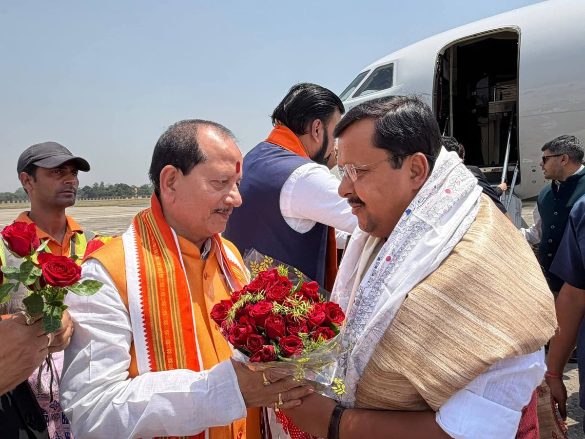 BJP4Bihar's tweet photo. बिहार आगमन पर लोकनायक जयप्रकाश नारायण अंतर्राष्ट्रीय एयरपोर्ट, पटना पर भारतीय जनता पार्टी के यशस्वी राष्ट्रीय अध्यक्ष श्री @NitinNabin जी का माननीय प्रदेश अध्यक्ष श्री @sanjay_saraogi जी एवं माननीय उपमुख्यमंत्री द्वय श्री @samrat4bjp जी तथा श्री @VijayKrSinhaBih जी द्वारा अंगवस्त्र भेंटकर आत्मीय स्वागत एवं अभिनंदन किया गया।

यह आगमन संगठन को नई ऊर्जा प्रदान करते हुए जनसेवा के संकल्प को और सुदृढ़ करने वाला है।