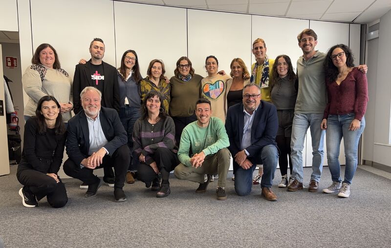 INTERACTUAR2001's tweet photo. Hay veces en que #liderar un #equipo significa mucho más que coordinar turnos, cubrir servicios o asegurar que todo salga.
Significa estar atentos. Detectar señales. Actuar a tiempo. Y sostener conversaciones que ayudan a cuidar a las personas sin perder de vista la operativa. https://t.co/11Pdx8H5E1