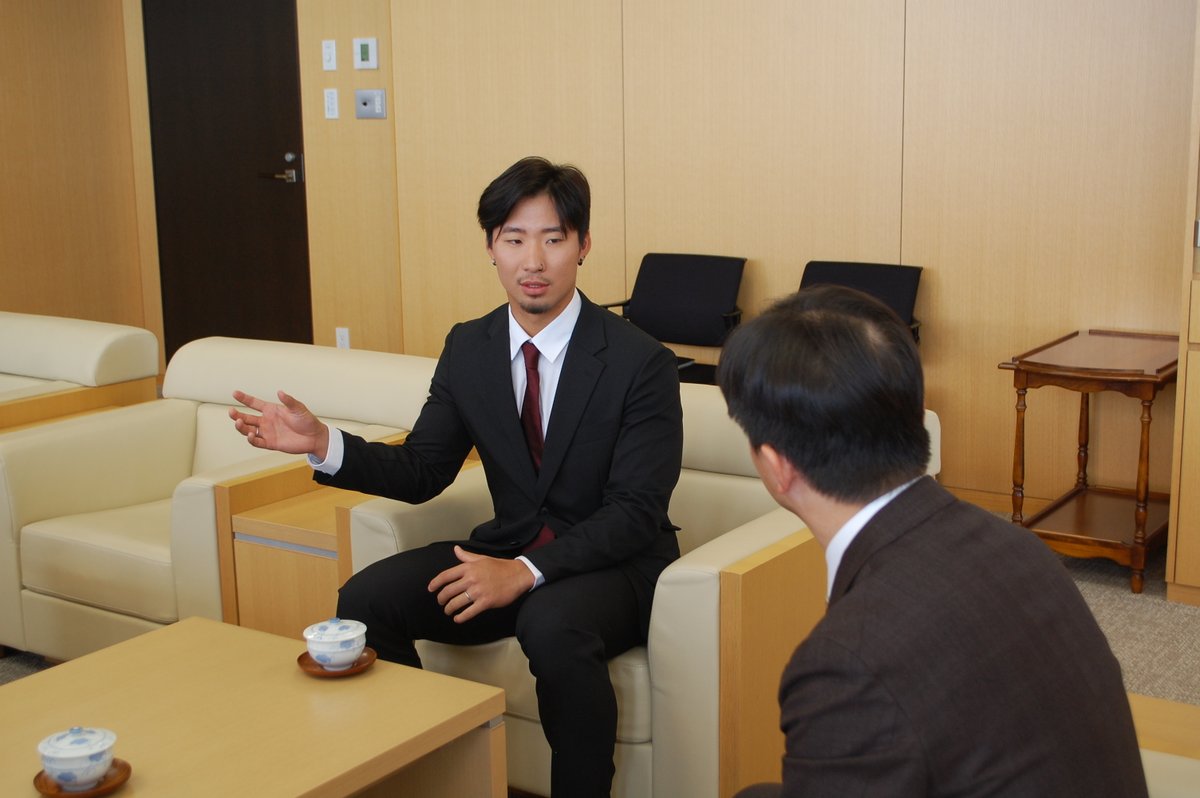 matsue_city's tweet image. 3月に開催された #ワールドベースボールクラシック( #WBC )⚾の大会報告に、ブラジル代表で出場された松江市の社会人硬式野球チーム #MJG島根 の #興梠フェリペケンゾウ 選手と三原監督が来てくださいました。
興梠選手の更なる活躍を期待しています‼

【スポーツ振興課】

#松江市