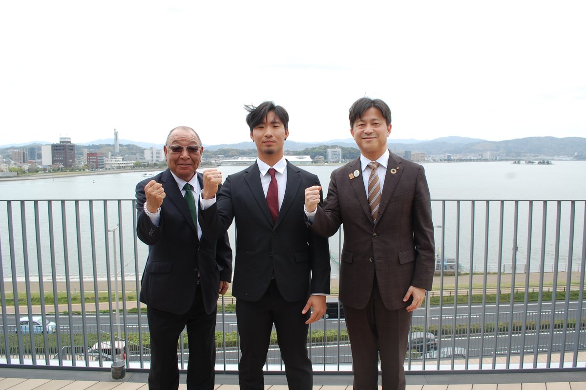 matsue_city's tweet image. 3月に開催された #ワールドベースボールクラシック( #WBC )⚾の大会報告に、ブラジル代表で出場された松江市の社会人硬式野球チーム #MJG島根 の #興梠フェリペケンゾウ 選手と三原監督が来てくださいました。
興梠選手の更なる活躍を期待しています‼

【スポーツ振興課】

#松江市