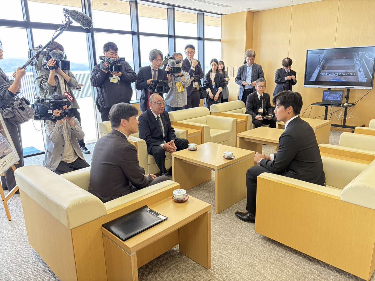 matsue_city's tweet image. 3月に開催された #ワールドベースボールクラシック( #WBC )⚾の大会報告に、ブラジル代表で出場された松江市の社会人硬式野球チーム #MJG島根 の #興梠フェリペケンゾウ 選手と三原監督が来てくださいました。
興梠選手の更なる活躍を期待しています‼

【スポーツ振興課】

#松江市