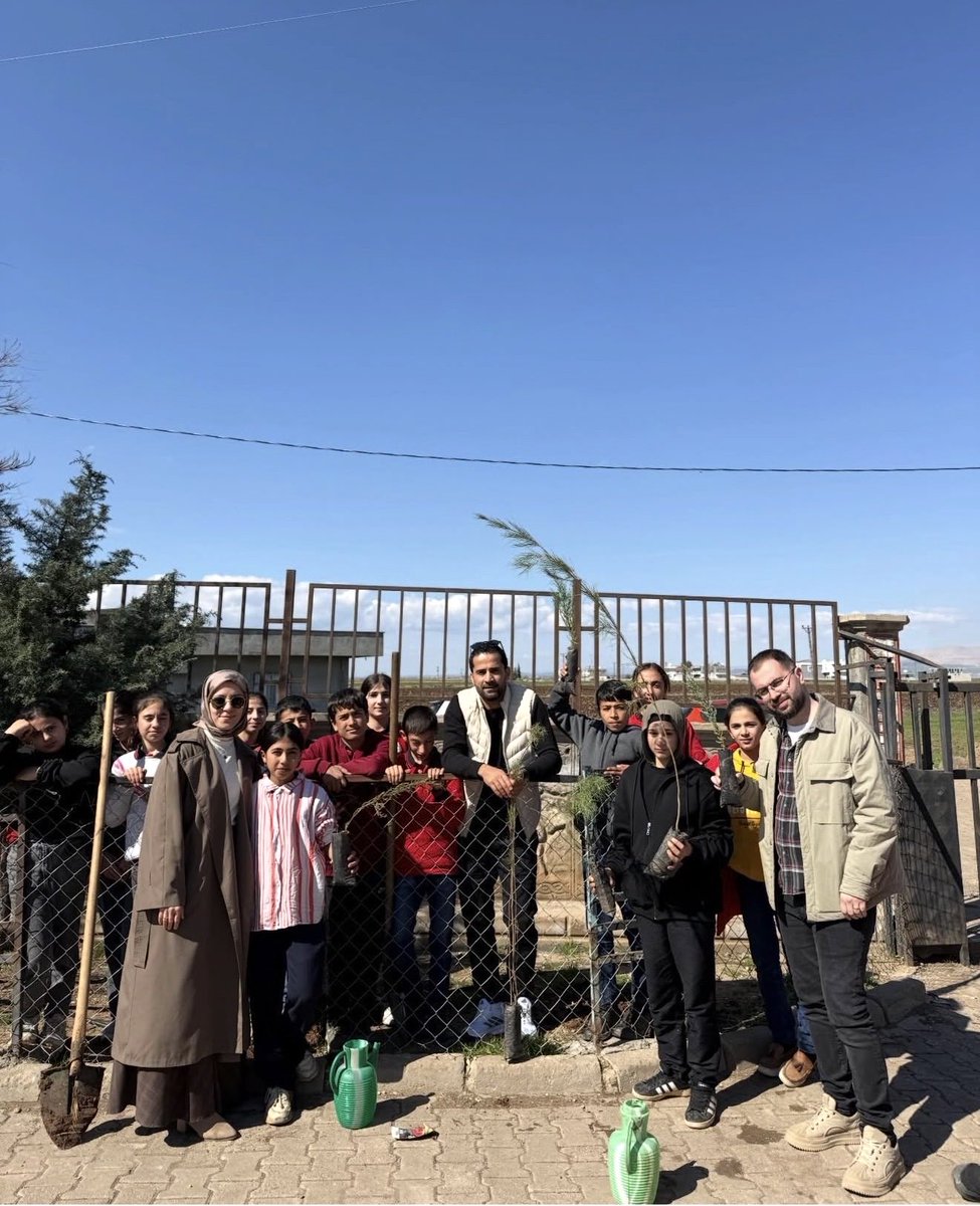 Kovanlisamsung's tweet photo. 🌲Öğretmenimiz Sn.Zeynep Uluğ ve Müdür yardımcımız Sn. Sadettin Cevheroğlu öğrencilerle sosyal sorumluluk projesi kapsamında fidan dikimi gerçekleştirdiler. 
🌲Fidanlarımız geleceğe nefes olacaktır…

@mardinilmem
@ali_eyyupkoca 
@SuleymnAKIN 
@makdag47
@derikmem47 
@klcengiz https://t.co/KNDL5XpzGL