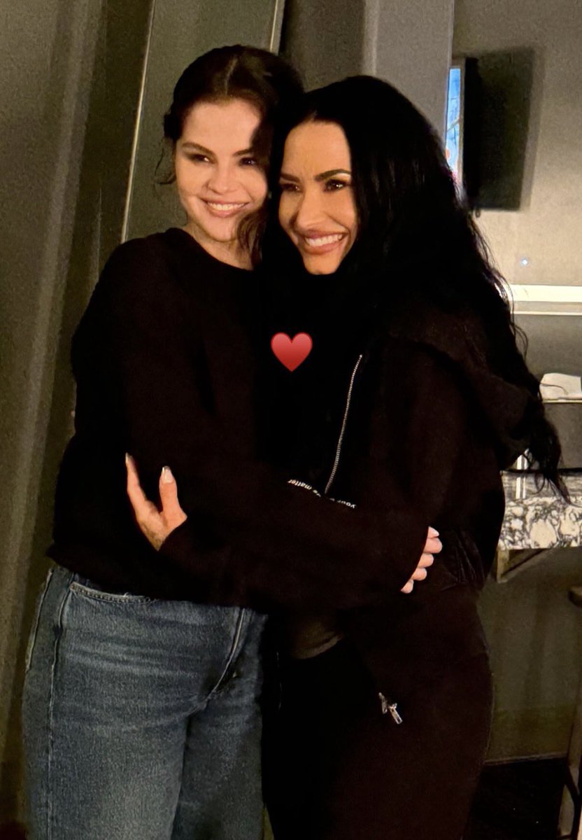 WaitinForDemiIt's tweet photo. Demi Lovato ha iniziato il “It’s not that Deep tour”! 

Ha cantato con Joe Jonas “This Is Me” e “One The Line” (per la prima volta dal 2008)
Selena Gomez era tra gli spettatori 
La setlist comprende 24 canzoni, di cui due a sorpresa che cambieranno ogni sera!

Qualcuno andrà? https://t.co/2jd3Be5z5N