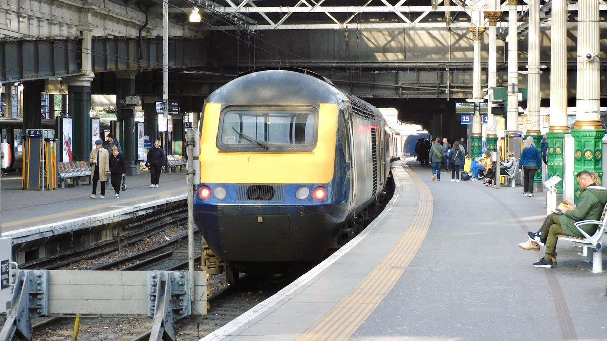 kingy69beard's tweet image. #HighSpeedTuesday another few pictures from last weeks visit to Edinburgh! Scotrail Inter7city liveried #HST power cars 43012 and 43129 at Edinburgh.