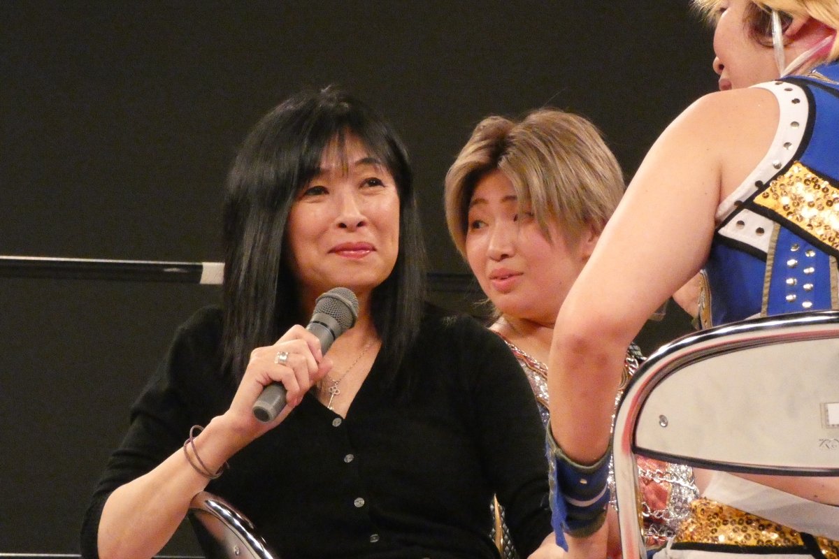 これだけでは終わらなかった！
会場に飛翔天女の豊田真奈美さんが来場しており広田が急遽、豊天反省会を再現すると言い準備を進める。
広田の今回のコスの完成度が高いと話になり天野本人のを借りた事を教えてくれた。フットバンドを間違えて腕に付け間違えた事など楽しい時間だったよ。