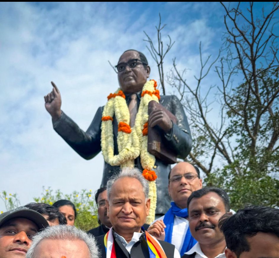 आज हम भारत के महान संविधान निर्माता, समाज सुधारक और न्याय के प्रतीक भीमराव अंबेडकर जी की जयंती पर उन्हें कोटि-कोटि नमन करते हैं।

उन्होंने हमें समानता, स्वतंत्रता और बंधुत्व का मार्ग दिखाया। उनका जीवन संघर्ष, शिक्षा और अधिकारों के लिए प्रेरणा का स्रोत है।