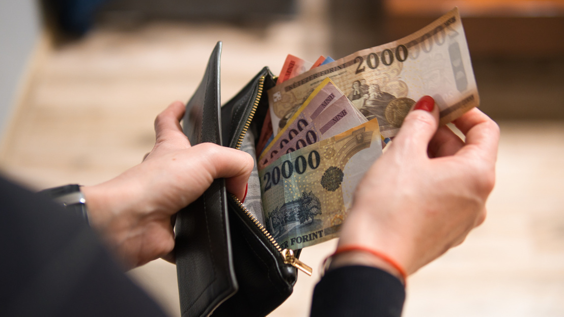indexhu's tweet photo. Szélsebesen száguld a forint, megállíthatatlan a magyar deviza.

https://t.co/YR3bdOizrz

Fotó: Shutterstock

#Forint #currency #Hungary #appreciates #indexhu https://t.co/Er4gT2GGwL