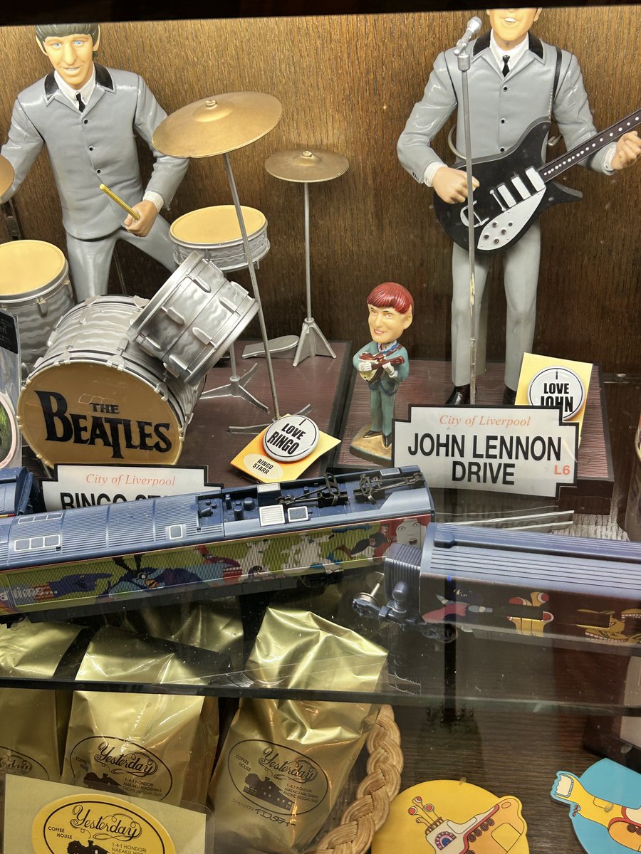 sode92's tweet image. ビートルズにかこまれイエスタディで時間潰し(私は仮眠、同席者は喫煙) #イエスタディ #本通