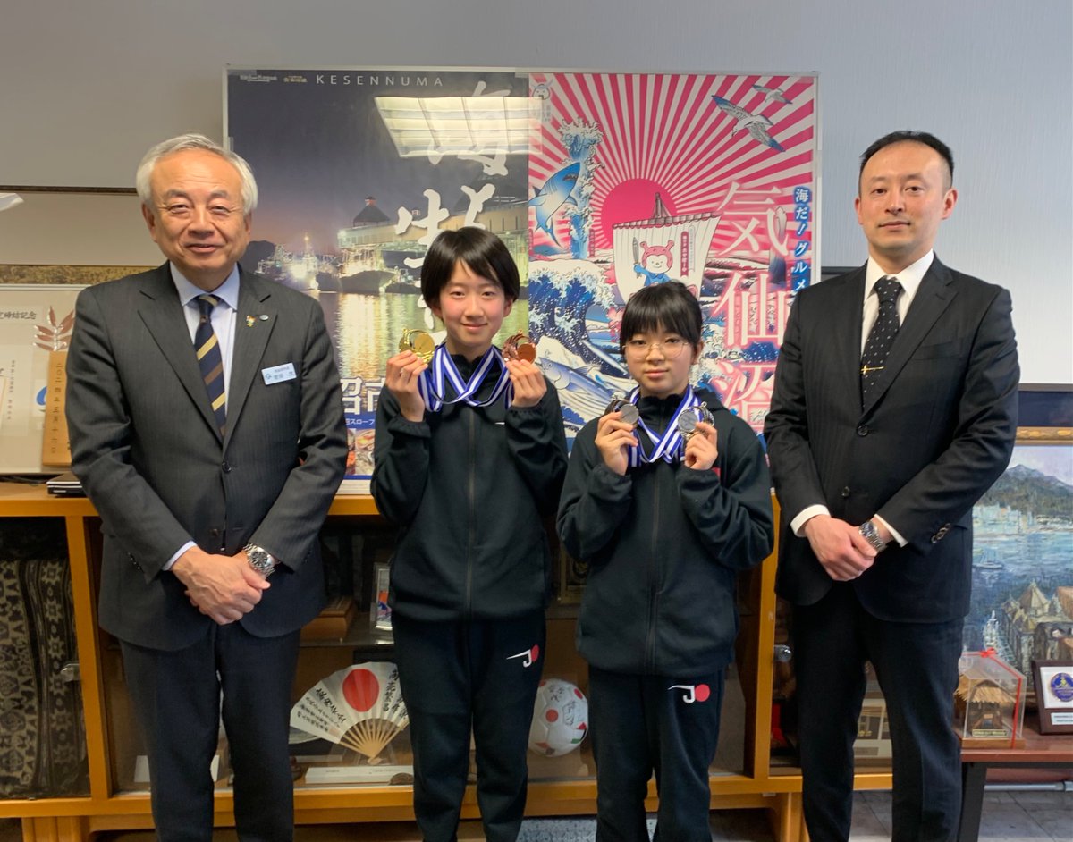 goahead_shigeru's tweet photo. 先月、シンガポールでの国際大会に出場した気仙沼ジュニアフェンシングクラブの2人がメダルを持ち帰ってくれました㊗️フルーレの金野新さん(当時小6)は個人5位、団体金。サーブルの佐藤芙美さん(当時小5)は個人銀、団体銀。おめでとうございます👏本市専用練習場(旧西高)はピストが6から8レーンに‼️ https://t.co/S2xT1SltT7