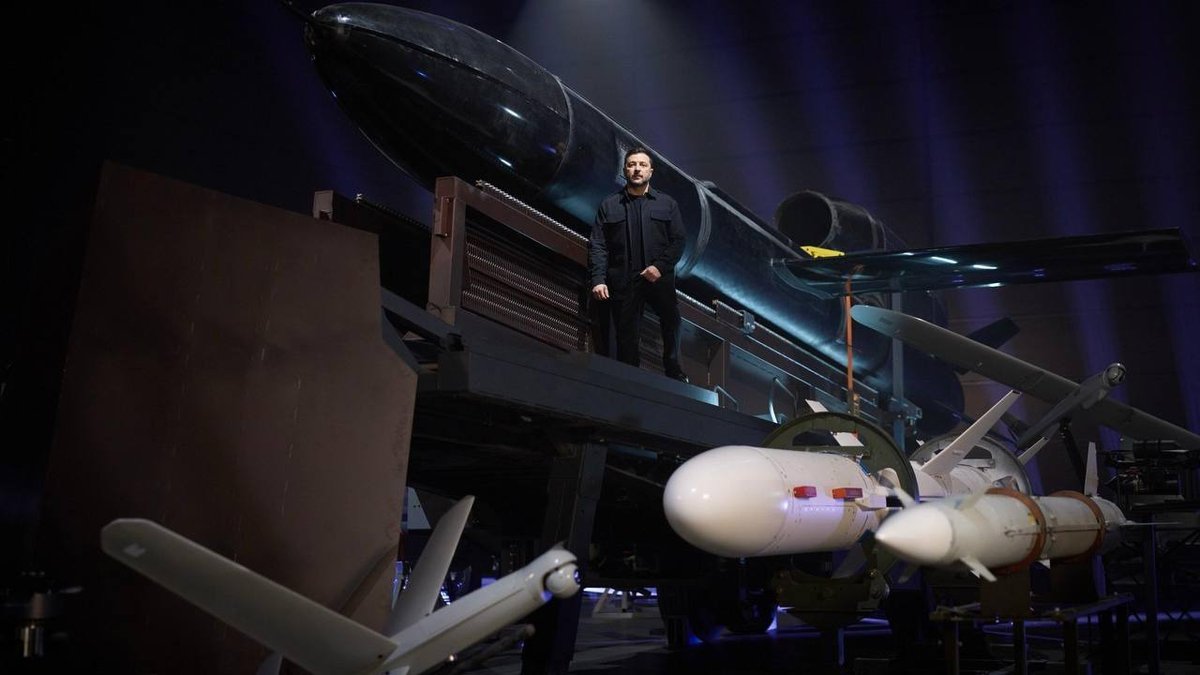 Zełenskiego poszukiwania Wunderwaffe, sezon 2026.

Tradycyjnie już jak co roku od 2024 r. gdy robi się ciepło, Prezydent Zełenski zaczyna fotografować się na tle pocisków balistycznych i opowiadać o "cudownych broniach", wykorzystując przy tym różne sztuczki zaczerpnięte ze