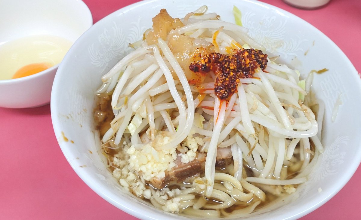 mongeeeeeeeeee8's tweet photo. ラーメン二郎 千住大橋駅前店 小 生たまご ヤサイ ニンニク アブラ ラー油
昼。5年ぶり2回目。行ける時に行かないと。突き刺さるショッパウマ！やわ麺と共にあっという間に食べ終わり。次は小豚いきたい。ワンオペ所作見てしまう👀もう厨房が暑そうな季節だ…ごちそう様でした！ #千住大橋 #二郎 https://t.co/KRiFzvtEnm