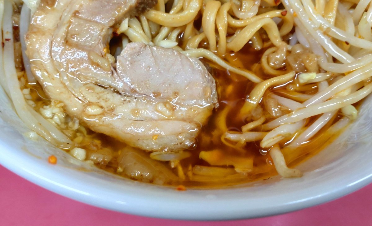 mongeeeeeeeeee8's tweet photo. ラーメン二郎 千住大橋駅前店 小 生たまご ヤサイ ニンニク アブラ ラー油
昼。5年ぶり2回目。行ける時に行かないと。突き刺さるショッパウマ！やわ麺と共にあっという間に食べ終わり。次は小豚いきたい。ワンオペ所作見てしまう👀もう厨房が暑そうな季節だ…ごちそう様でした！ #千住大橋 #二郎 https://t.co/KRiFzvtEnm