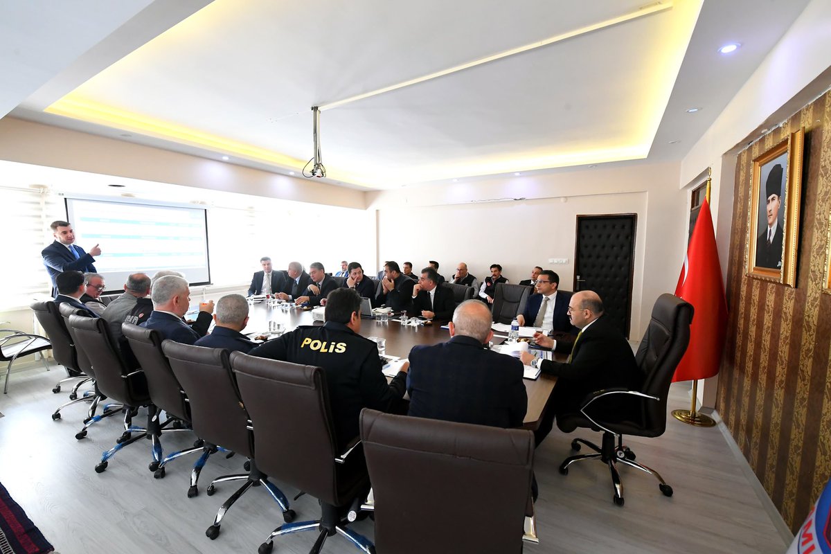 TC_Balikesir's tweet photo. 📍Sındırgı
Vali İsmail Ustaoğlu başkanlığında ilgili kurum temsilcilerinin katılımıyla depremin ardından yürütülen çalışmalar ile vatandaşlarımızın ihtiyaçlarının karşılanmasına yönelik yürütülen faaliyetlerin değerlendirildiği "Sındırgı Deprem Çalışmaları Koordinasyon Toplantısı" gerçekleştirildi.