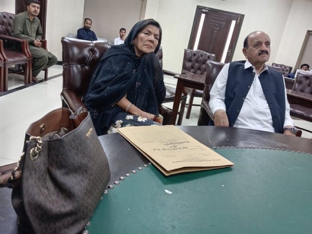 FatimaPTI_IK's tweet image. بہنیں روز عدالتوں میں جا رہی ہیں اڈیالہ جا رہی ہیں ۔۔۔ مجال ہے  قیادت میں سے کوئی انکے ساتھ ہو