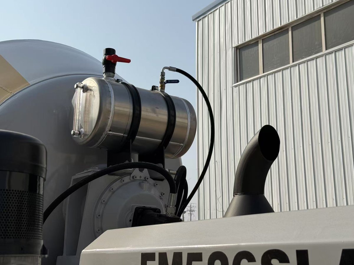FmanMachines's tweet photo. FM526SLA Self-Loading Mixer

2.6m³ • Self-load • Self-mix
270° discharge • All-terrain ready
Built to perform, built to last！
#FMAN #FM526SLA #ConstructionEquipment #ConcreteMixer #SelfLoadingMixer https://t.co/7cXEQUWj6t