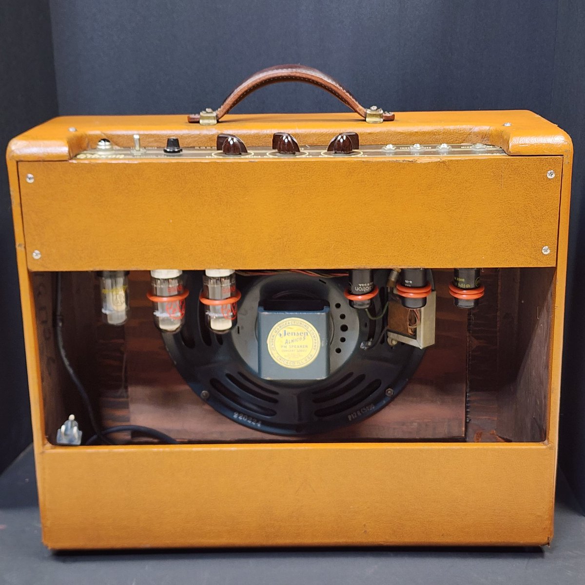 TomsAmpsDetroit's tweet image. 1952 Gibson GA-20. 2 6V6, original Jensen Alnico. Clean to big drive, it is a great little amp. Well matched speaker gives plenty of volume if you want it. Came with the manual and even the spare fuse in the factory envelope.

Available for #Detroit #Studio #Rental from