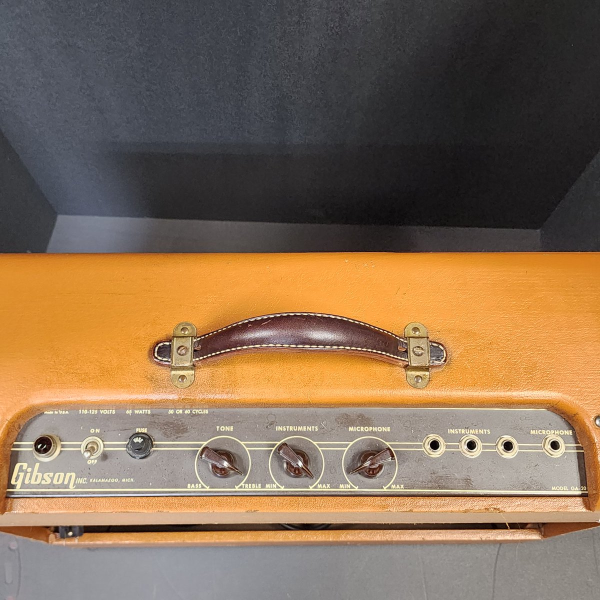 TomsAmpsDetroit's tweet image. 1952 Gibson GA-20. 2 6V6, original Jensen Alnico. Clean to big drive, it is a great little amp. Well matched speaker gives plenty of volume if you want it. Came with the manual and even the spare fuse in the factory envelope.

Available for #Detroit #Studio #Rental from