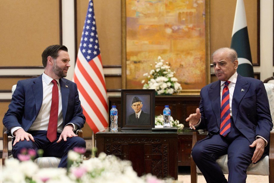 CNBCTV18Live's tweet image. US,  Iranian negotiation teams to return to #Islamabad for peace talks later this week: sources to Reuters