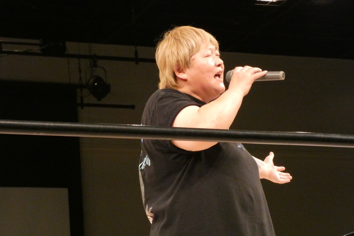 長与千種さんのライブ♪
永島選手のお祝いをして
「傷だらけのhero」と「炎の聖書」の2曲を熱唱！
セコンドの選手達も大盛り上がり！
全方向に向いて歌ってくれる長与さん素敵すぎる！