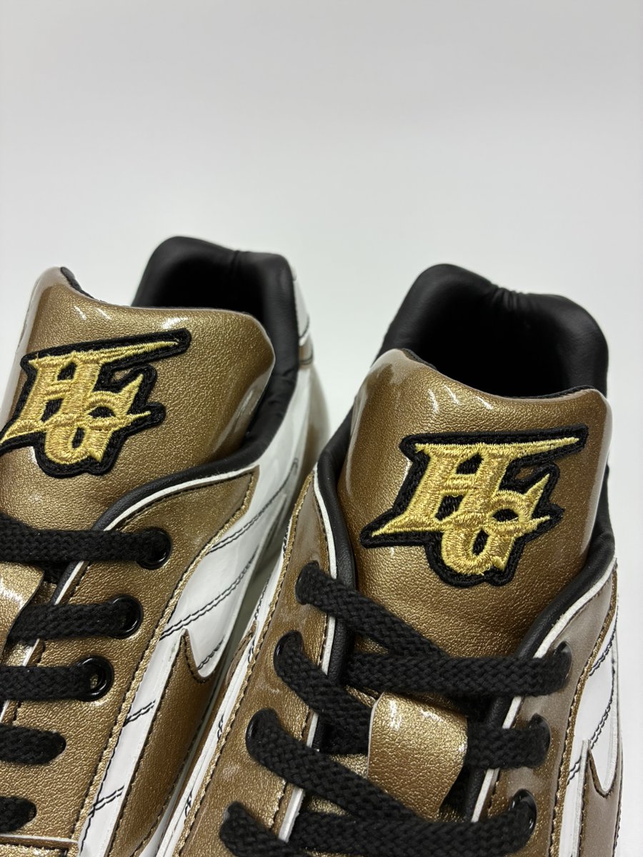 ⋰
Limited edition 
enamel color block point spikes
限定エナメルカラー
ブロックポイントスパイク
⋱

★PSS-A004B（string type）
amzn.asia/d/07OX67Nx
・Color：White×Gold
・Size：24.5cm～29.0cm（3E）
・Price：￥22,000+tax
・MADE IN JAPAN
 
#ハイゴールド
#higold
#hgamazon
#hgspike