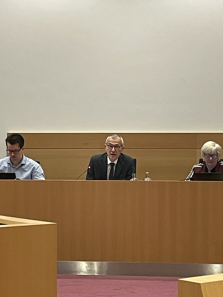 Wat moet er eigenlijk nog uit de kast vallen, voor die man ontslag neemt of ontslagen wordt????😡 Het ene schandaal na het andere, maar dat deert hem niet. Socialisten zijn natuurlijk wel wat gewoon 🤔