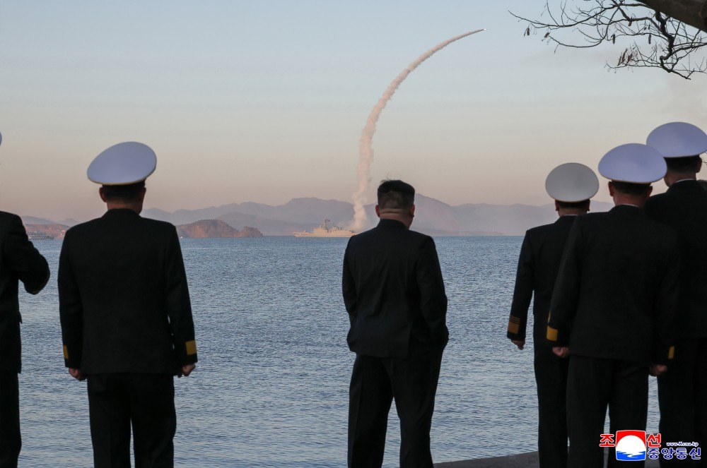 xinfolive's tweet image. [#Coree/#RPDC]
⚡️🇰🇵La Corée du Nord a testé avec succès des missiles stratégiques et anti-navires sous la direction de Kim Jong Un

La Corée du Nord a effectué avec succès des tirs de missiles de croisière stratégiques et de missiles anti-navires depuis le destroyer Choe Hyon