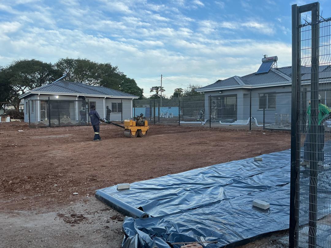 noku_carol's tweet image. Maphisa has every reason to celebrate, as the Presidential War Veterans Housing Scheme is now 95% complete. The houses have been fully constructed with walls standing, roofs in place, solar systems installed, and fencing already completed.
#vision2030