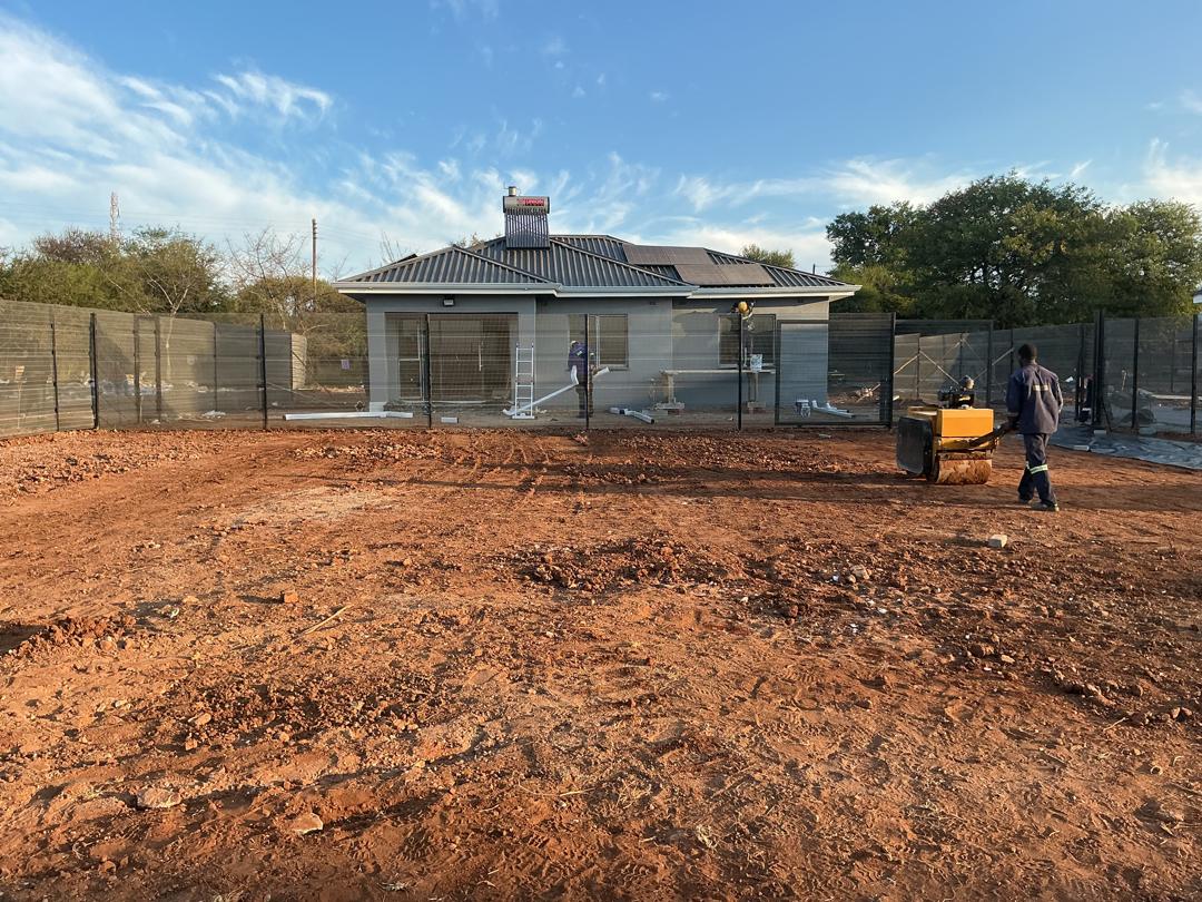 noku_carol's tweet image. Maphisa has every reason to celebrate, as the Presidential War Veterans Housing Scheme is now 95% complete. The houses have been fully constructed with walls standing, roofs in place, solar systems installed, and fencing already completed.
#vision2030