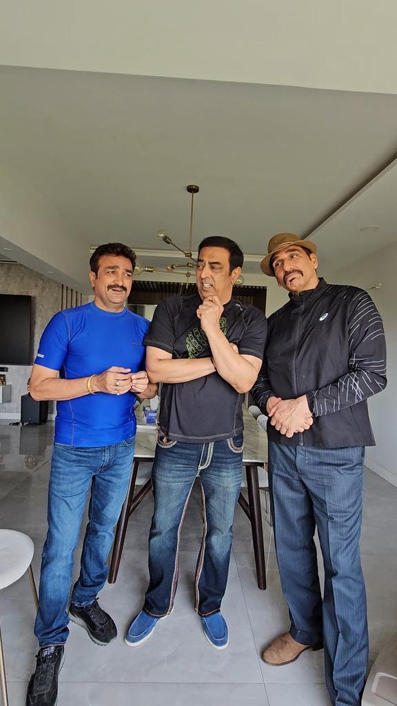 RajanModi10's tweet photo. Hum Saath Saath Hai #mukeshrishi @RealVinduSingh @RajanModi10 #vindudarasingh #raajanmodi https://t.co/cywWFIldRe