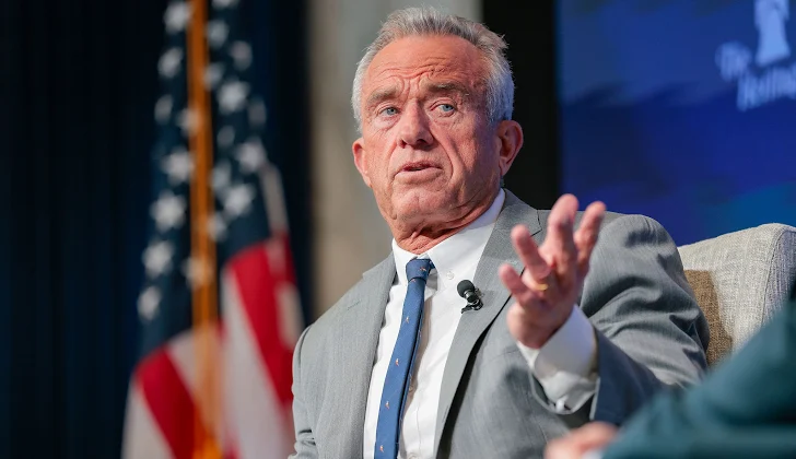JulioRazona's tweet photo. Robert F. Kennedy Jr. ha desatado un terremoto político mundial al confirmar que las llamadas “teorías de la conspiración” sobre el COVID, los chemtrails y el engaño gubernamental no eran teorías en absoluto, sino, la fría y dura verdad, deliberadamente ocultada al público, porque ha ocasionado millones de victimas.
Pese a este reconocimiento, en Argentina, el Ministro de Salud Mario Lugones, sigue recomendando e inyectando vacunas experimentales Covid a la poblacion y el ex  Ministro de Defensa, Luis Petri,  ha informado que nunca se han esparcido aerosoles (chemtrails) en el cielo de nuestro pais. (Lo que he documentado en el libro "Agenda de la resistencia", como parte del fraude global)