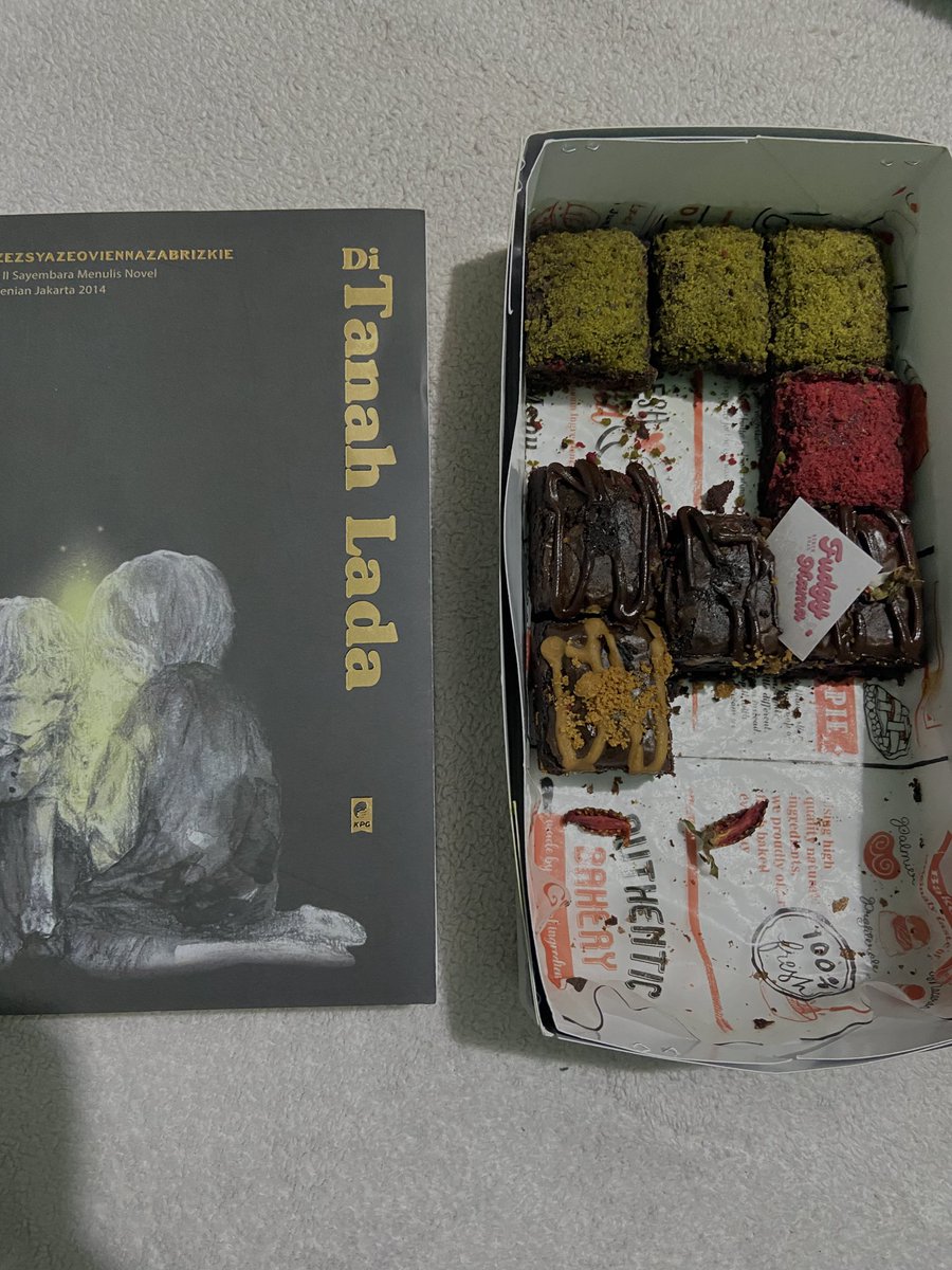 Update, Finished! 🤩

- ｡𖦹°‧⭑ Di Tanah Lada 📚✨

🖊️ Ziggy Zezsyazeoviennazabrizkie 
⭐️ 4.8/5

*Novel yang isinya banyak sedihnya, buat naik turun emosi kdg nangis kdg ketawa, tapi menurutku bagus dan aku suka. Ga bikin tegang tp cenderung tenang habis itu suka kepikiran 😅