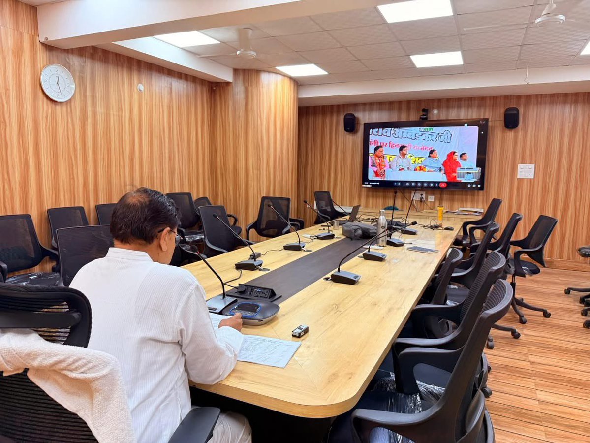 PradhumanGwl's tweet image. आज ऑनलाइन वीडियो कॉन्फ्रेंसिंग के माध्यम से प्रभार जिला शिवपुरी में बाबा साहेब डॉ. भीमराव अंबेडकर जी की जयंती पर आयोजित कार्यक्रम में सहभागिता की।

#AmbedkarJayanti #SocialJustice #Equality #Constitution #Seva 
@BJP4MP | @BJP4India