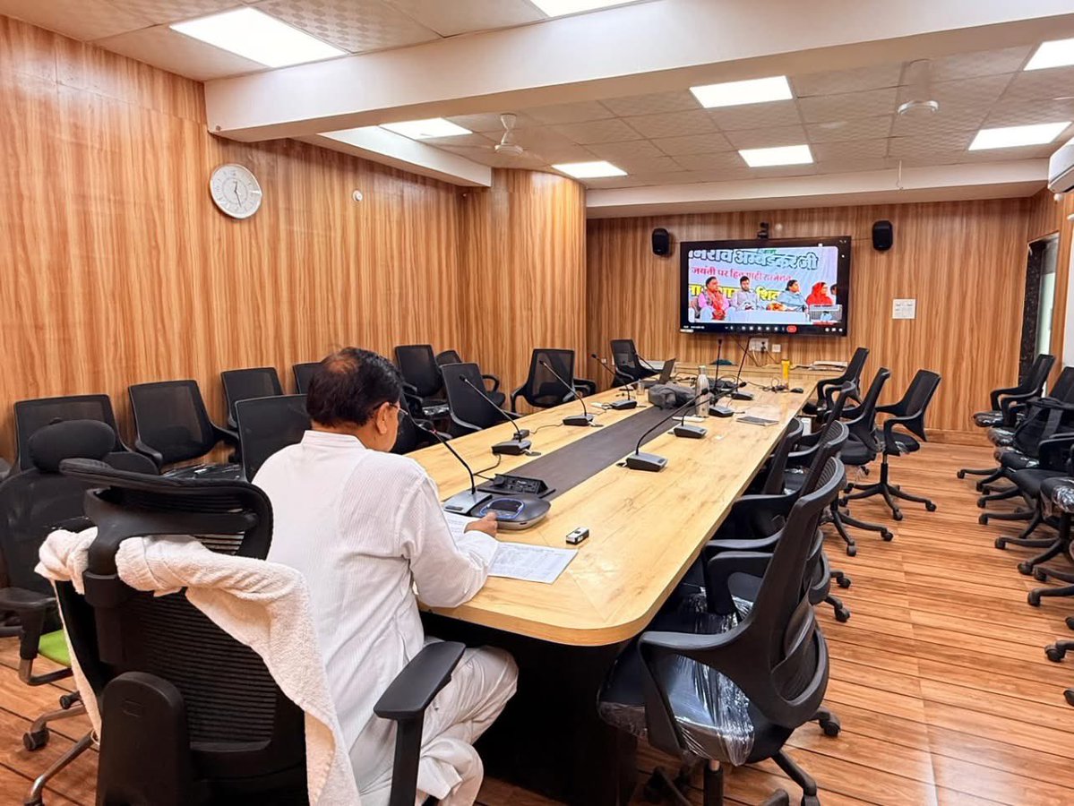 PradhumanGwl's tweet image. आज ऑनलाइन वीडियो कॉन्फ्रेंसिंग के माध्यम से प्रभार जिला शिवपुरी में बाबा साहेब डॉ. भीमराव अंबेडकर जी की जयंती पर आयोजित कार्यक्रम में सहभागिता की।

#AmbedkarJayanti #SocialJustice #Equality #Constitution #Seva 
@BJP4MP | @BJP4India