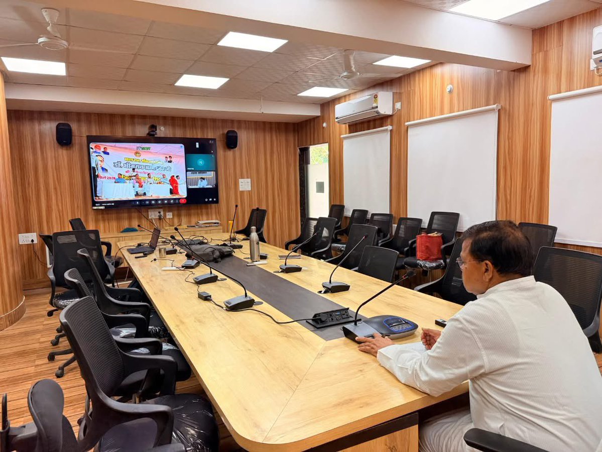 PradhumanGwl's tweet image. आज ऑनलाइन वीडियो कॉन्फ्रेंसिंग के माध्यम से प्रभार जिला शिवपुरी में बाबा साहेब डॉ. भीमराव अंबेडकर जी की जयंती पर आयोजित कार्यक्रम में सहभागिता की।

#AmbedkarJayanti #SocialJustice #Equality #Constitution #Seva 
@BJP4MP | @BJP4India