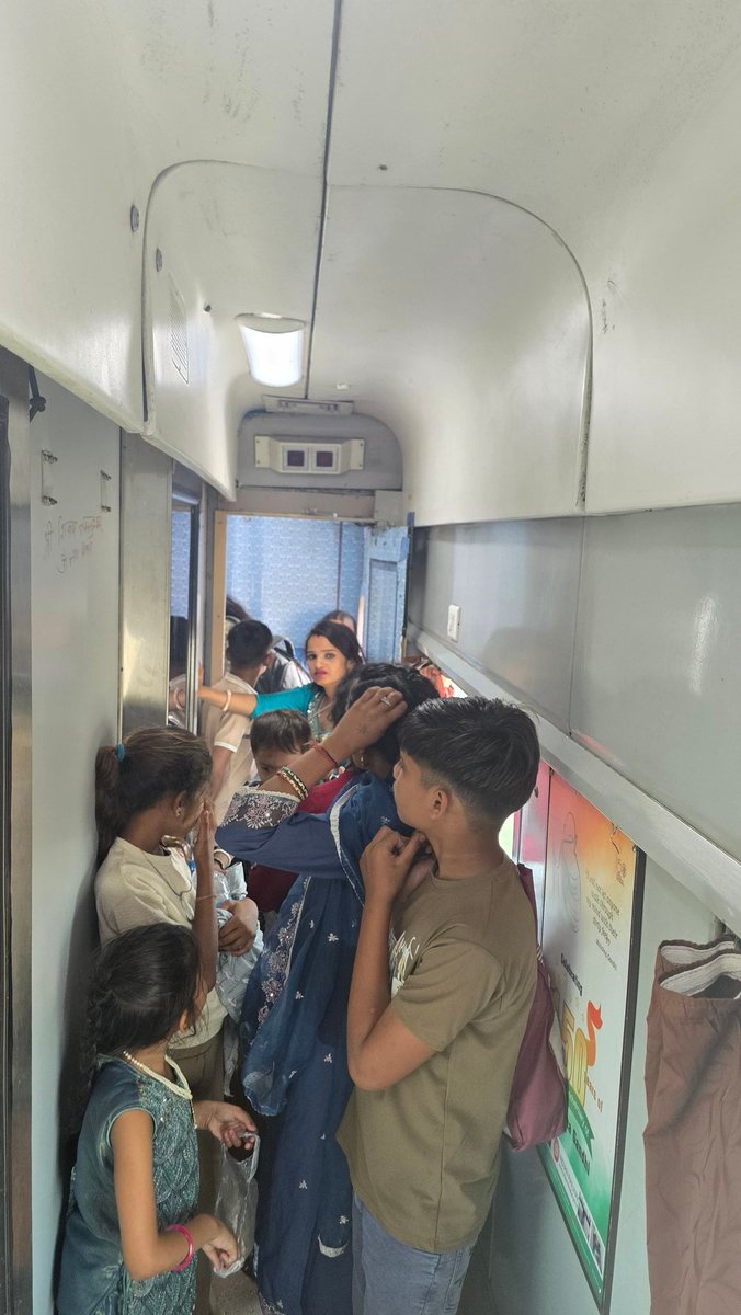 Nitish_Kumar2's tweet photo. @secrail Train No. 12101. Boggey H1. People entering in H1 boggey. Pantry workers repeatedly opening the separating door. General boggey people are using H1 toilet and space. Please look into it. CURRENT LOCATION: Durg at 2pm, 14th April 2026.
@RailMinIndia https://t.co/n7vFZCvIWL