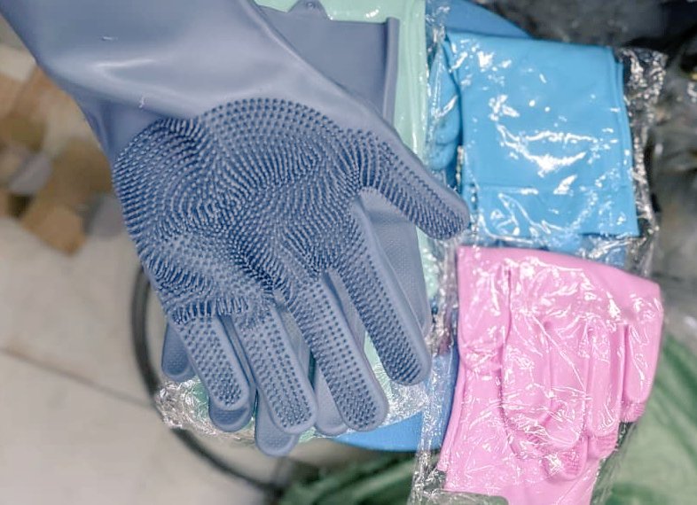 CrystalCF4's tweet image. If you want to  protect your nails(especially those with acrylics, tips, stickons) or you just don't want to touch water with your bare hands, this is for you
Silicone multipurpose wash gloves
Safely delivered to customer numero uno!
600/=  a pair
☎️0117476324