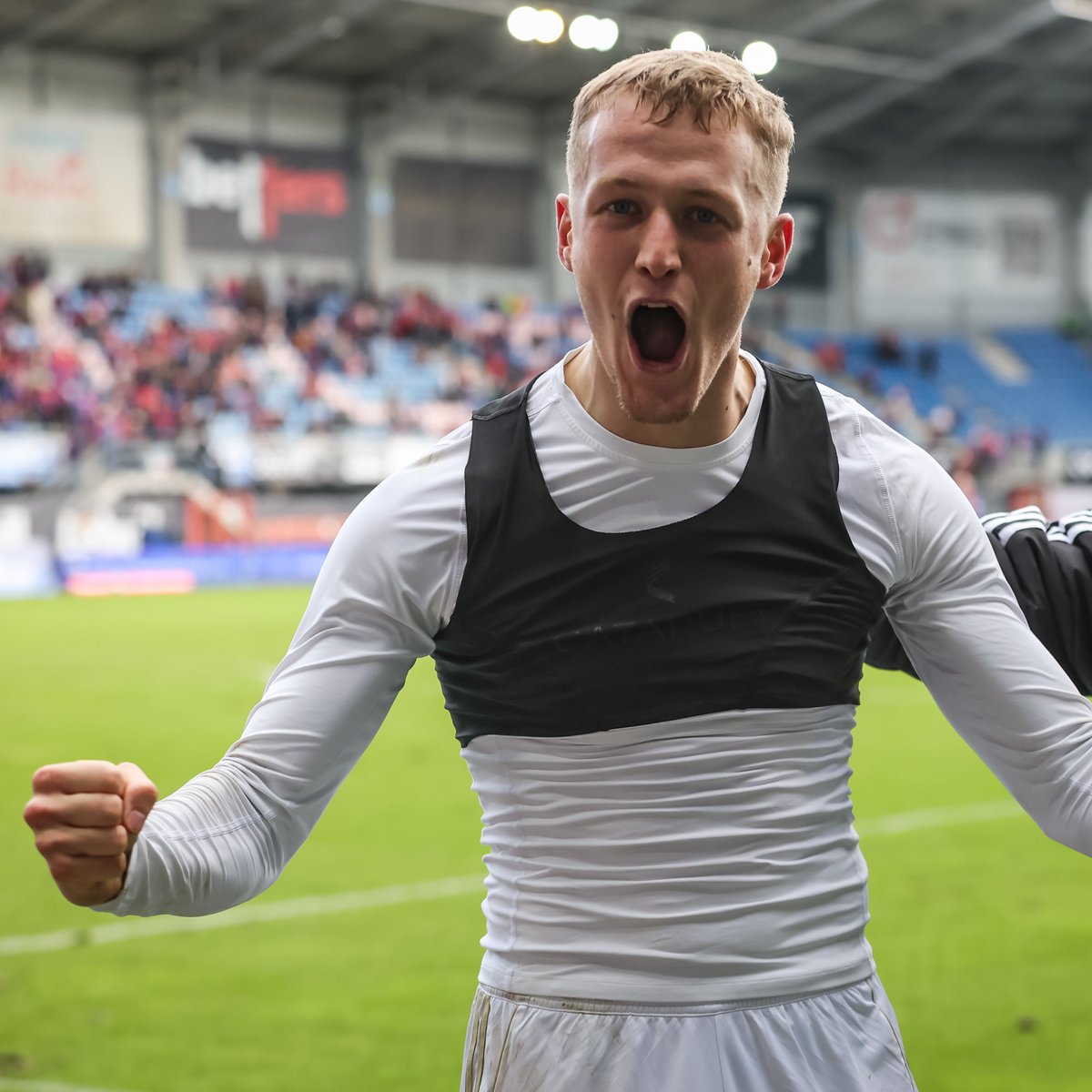 LechiaGdanskSA's tweet photo. W poprzednim o̴d̴c̴i̴n̴k̴u̴ meczu #PIALGD 🤩
---
Potrzebujemy Was na #LGDPIA: https://t.co/mgnwF8r7Ub
#80na80 | #8DychNaLechię https://t.co/VQbgZsiAVD