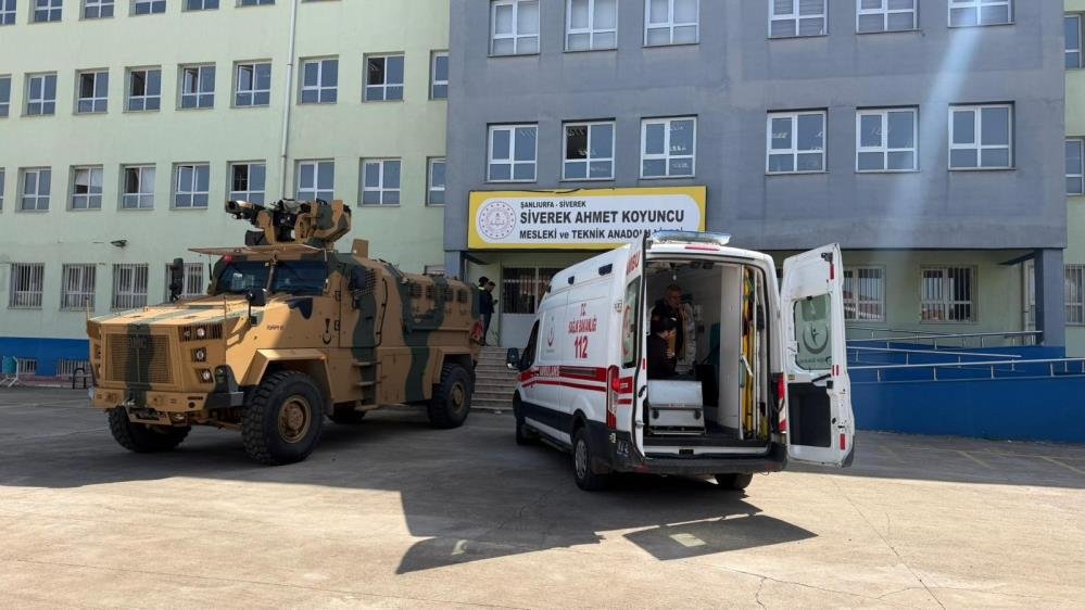 darkwebhaber's tweet photo. İçişleri Bakanlığı: Şanlıurfa'daki Ahmet Koyuncu Mesleki ve Teknik Anadolu Lisesi'ne, bugün sabah saatlerinde 2007 doğumlu ve okulun eski öğrencisi olduğu belirlenen Ö.K. tarafından silahlı saldırı gerçekleştirilmiştir.

Saldırıda ilk belirlemelere göre 10 öğrenci, 4 öğretmen, 1 polis, 1 kantin işletmecisi yaralanmış olup yaralılarımız tedavi altına alınmıştır.

Saldırıyı pompalı tüfekle gerçekleştiren şahıs, olayın ardından aynı silahla intihar etmiştir.

Olayla ilgili olarak güvenlik birimlerimiz tarafından geniş çaplı inceleme başlatılmıştır.