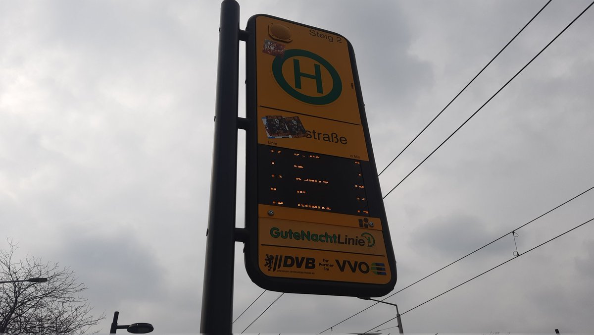 Lurasz's tweet photo. @DVBAG An der Liststraße müsste auch was entfernt werden. 😬 https://t.co/6p4vYbE9M9