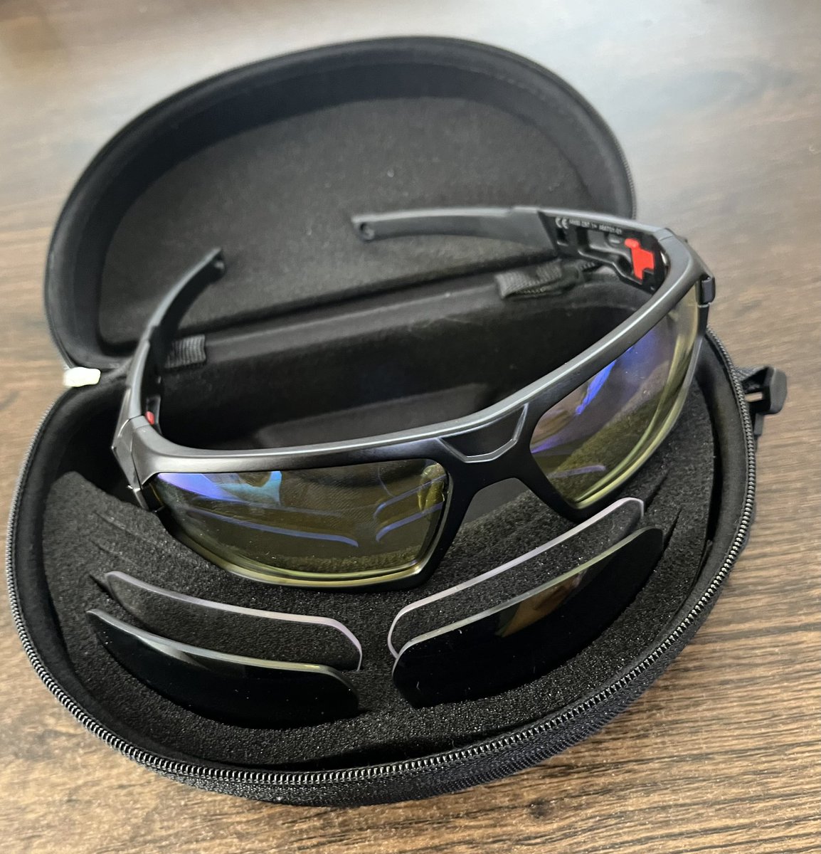 _nachaan_'s tweet photo. #爆裂祭 では【AIM VISION AM701-01】の交換用レンズとレンズ収納付ケースをゲットしました💥レンズの色は気になっていた【YELLOW+BLUE MIRROR】💛💙角度でブルーミラーの青が見えて、マジカッコ良い❗️😎ケースに他のレンズを入れて、用途によって交換します〜🕶️
次の #サバゲー で使お〜✨ #AIMVISION https://t.co/aKLznPgeyA