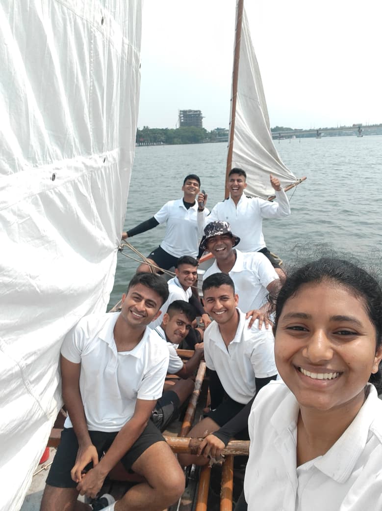 IN_HQSNC's tweet image. #TrainingTuesday
Sea, Sky, Sun and Camaraderie ⚓️

“I must go down to the seas again, to the lonely sea and the sky 🌊
And all I ask is a tall ship⛵️ and a star to steer her by”

DK Whaler sailing ⛵️ and Exercise Dweep Parikrama made a spirited return around the iconic Willingdon