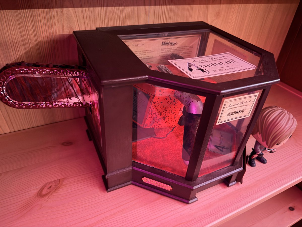 EvilCherryBerry's tweet image. I never ever thought I would own this, but here we are ✨
PS2 RE4 Chainsaw Controller 😏

#REBHFun #ResidentEvil #Videogames