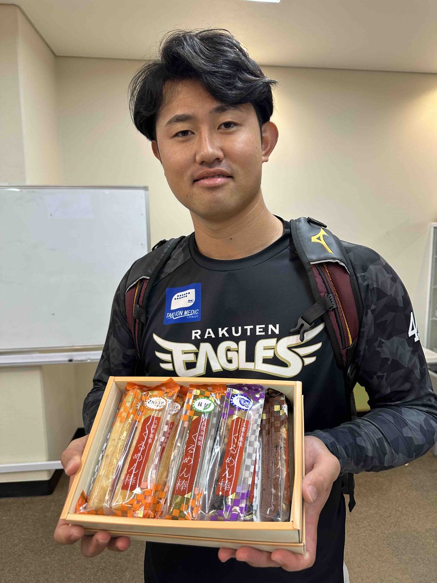 福岡県久留米市出身の #江原雅裕 選手から「くるめん棒」の差し入れが