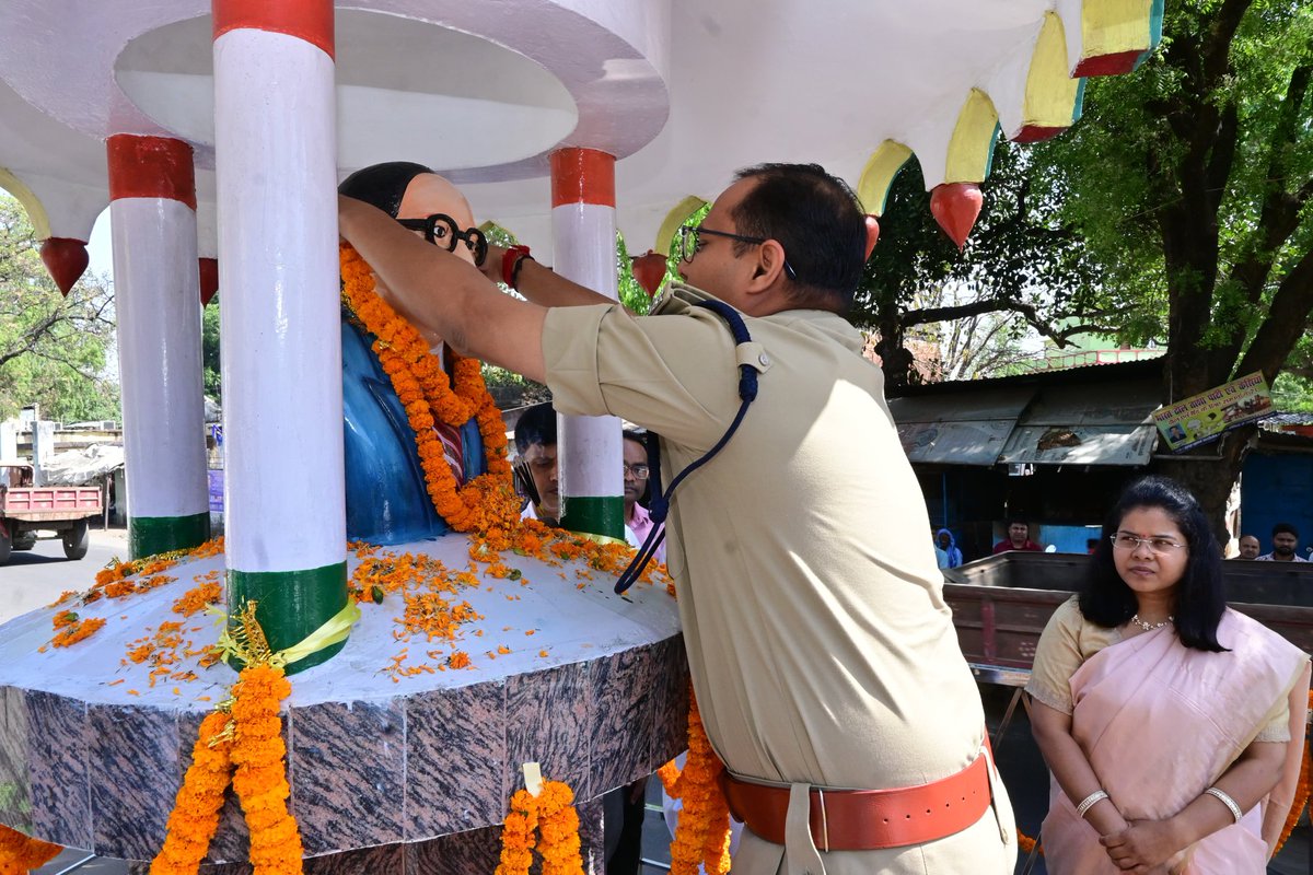 डॉ. भीमराव आंबेडकर की जयंती के अवसर पर उपायुक्त एवं पुलिस अधीक्षक द्वारा पोस्ट ऑफिस चौक स्थित उनकी प्रतिमा पर पुष्पांजलि अर्पित कर नमन किया गया। इस अवसर पर उपस्थित पदाधिकारियों ने उनके सामाजिक न्याय एवं समानता के आदर्शों को स्मरण किया। <a href="/JharkhandCMO/">Office of Chief Minister, Jharkhand</a> <a href="/prdjharkhand/">IPRD Jharkhand</a>