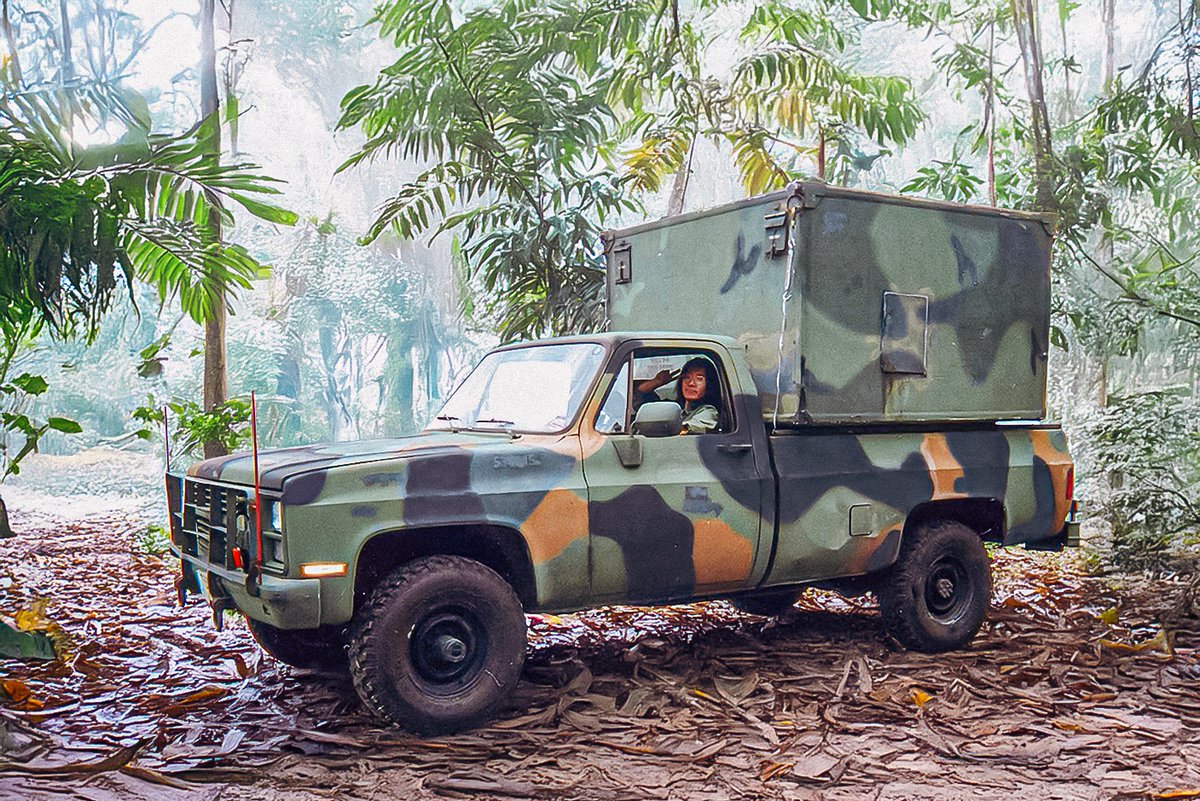 AI生成背景合成
30年前に「写るんです」で撮っていただいた写真です。
①の写真は、浜名湖をバックにしています。
②の写真はPhotoshopでレタッチして
車両をジャングルの中へ合成！
お気に入りの写真が、パワーアップして蘇りました。
ベルスタでは合成無料です。
ご利用くださいませ
#AI合成